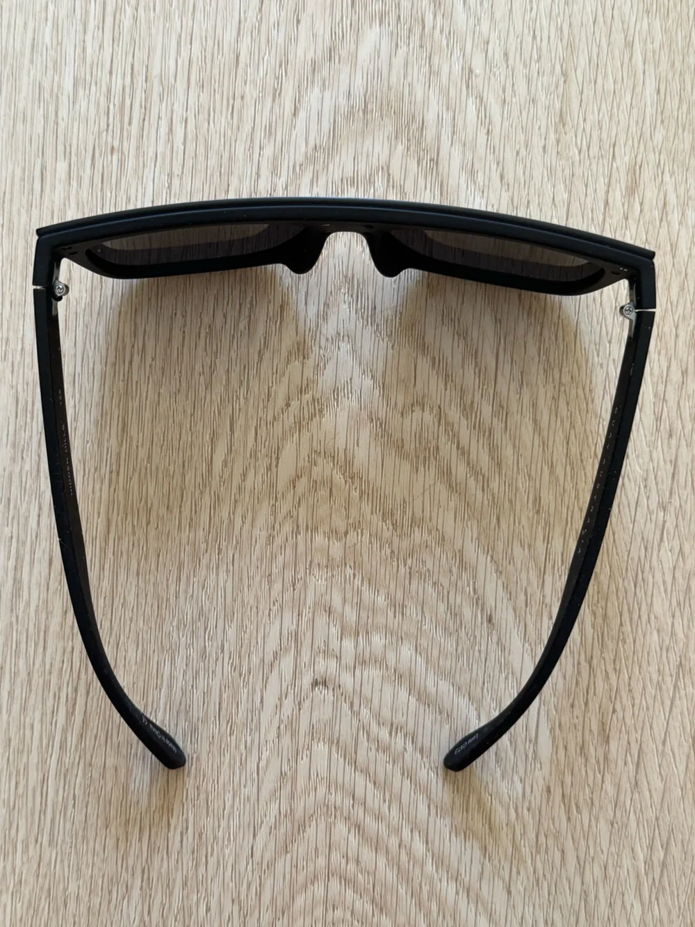 QUAY x KYLIE Limited Ed Sunglasses + Original Protective Pouch